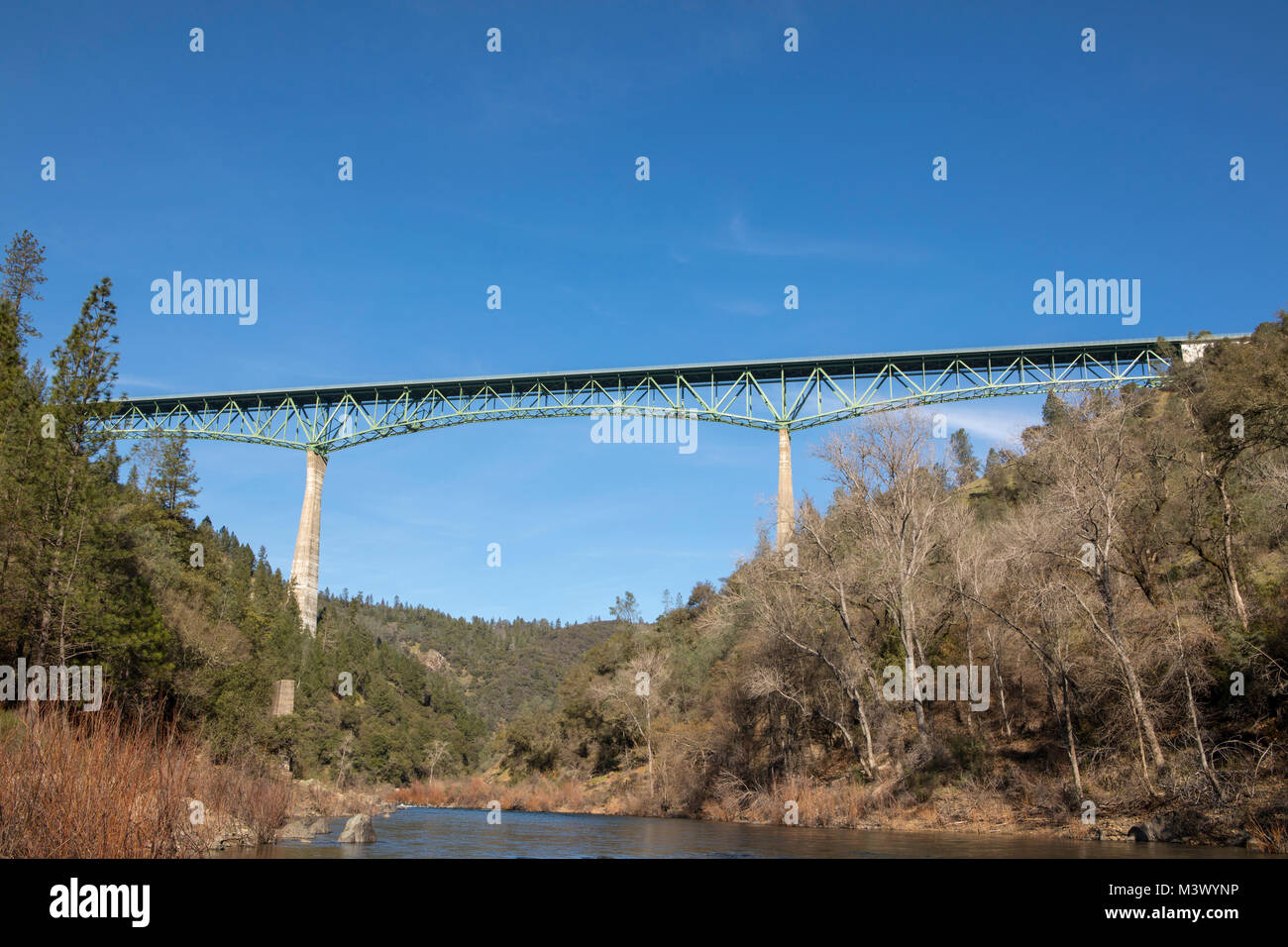 Foresthill Brücke über den American River in Auburn, Kalifornien. Klare, blaue Frühjahr Tag übersicht Detail dieses beeindruckende 700 Fuß plus Struktur. Stockfoto