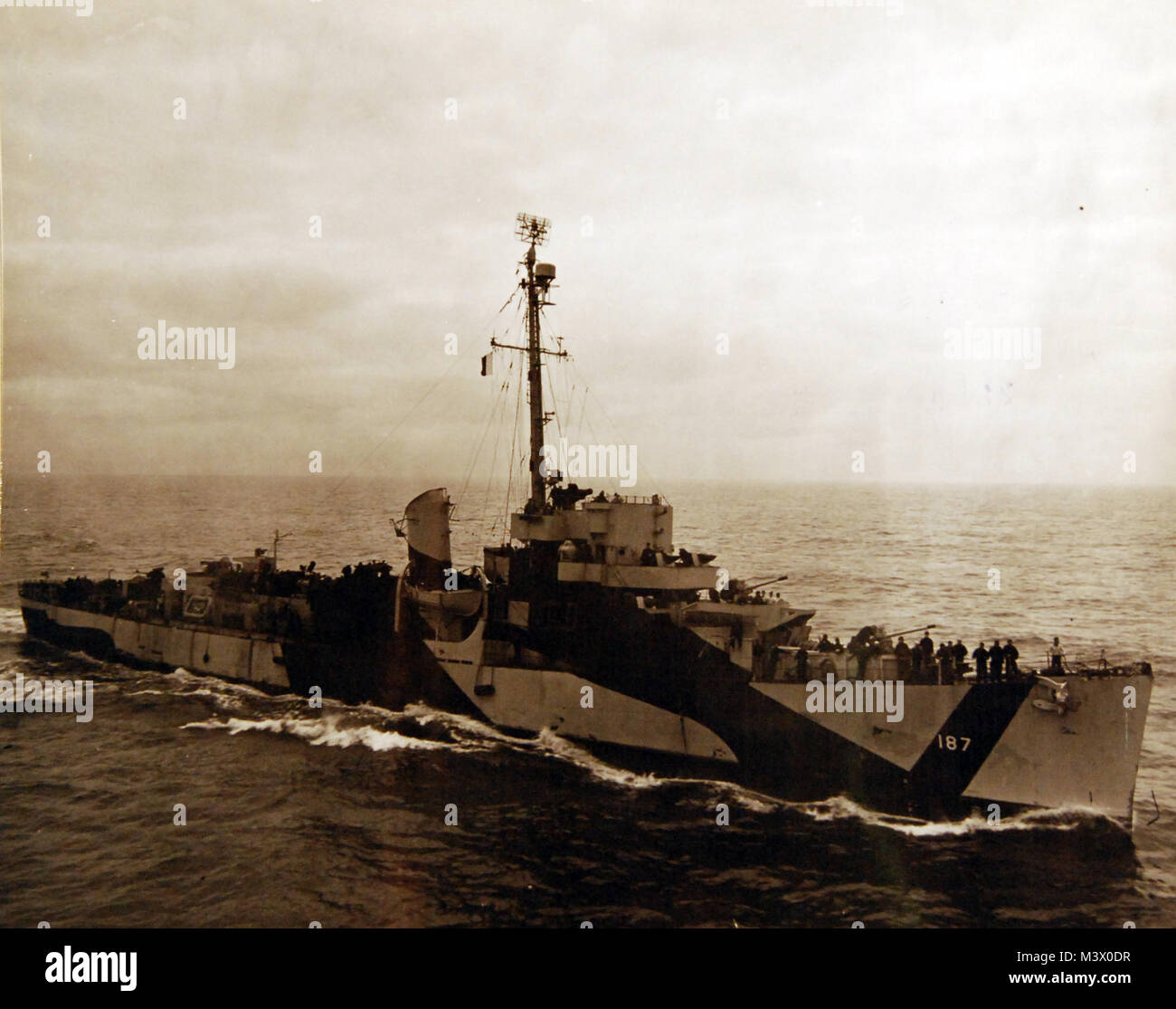 80-G--366251: USS Stern (DE-187) USS-Karte (CVE-11), 26. April 1946 berücksichtigt. Offizielle U.S. Navy Foto, jetzt in den Sammlungen der National Archives. (2018/01/31). 80-G--366251 40008535841 o Stockfoto