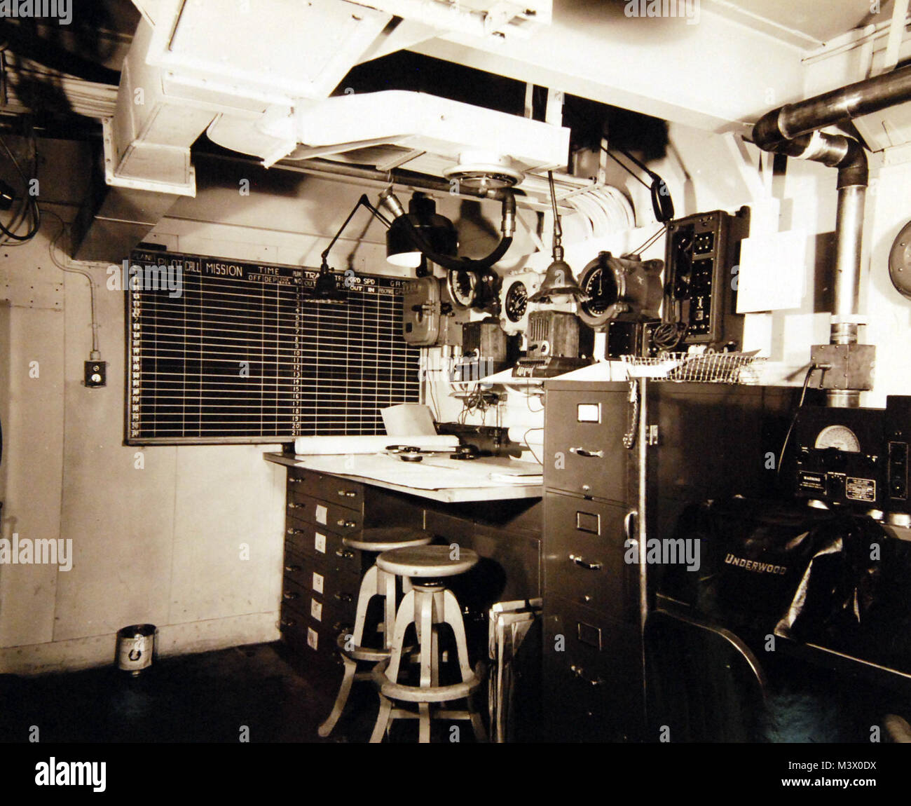 80-G--366263: USS-Karte (CVE-11), Communications Intelligence Center (CIC) onboard, 5. März 1943. Offizielle U.S. Navy Foto, jetzt in den Sammlungen der National Archives. (2018/01/31). 80-G--366263 39299410994 o Stockfoto