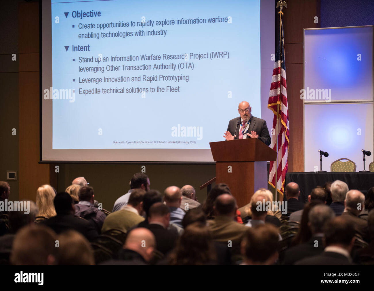 180201-N-GB 257-001 Charleston, S.C. (Februar 01, 2018) Platz und Naval Warfare Systems Center (SSC) Atlantic Stellvertretender Geschäftsführender Direktor William Deligne betont den Wert der Information Warfare Forschungsprojekt (IWRP) als Enabler der schnellen Forschung und Prototyping und verbesserten Zugang zu innovativen kommerzielle Lösungen. SSC Atlantischen und Pazifischen Führung Gastgeber einer Industrie Tag wo Sie auch Informationen über neue Vertragsparteien Möglichkeiten mit anderen Transaktion Behörde (OTA) als Alternative zu den traditionellen Akquisitionsprozess geteilt. SSC Atlantik entwickelt, erwirbt und bietet Stockfoto