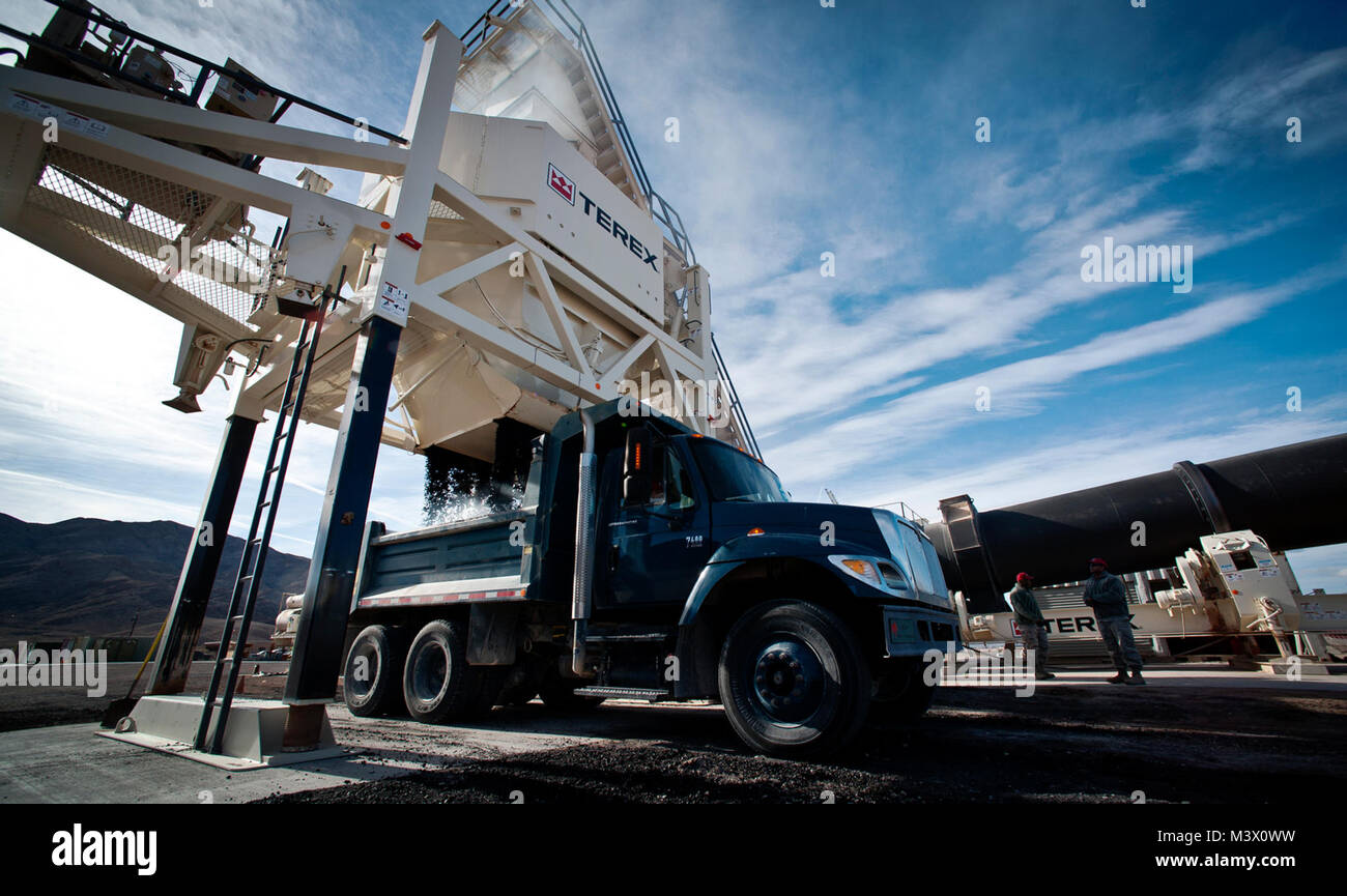 Senior Flieger Robert Hill und Jeff Bobelak wie ein Dump Truck hebt eine Last von Asphalt für ein Projekt, das eine andere Hauptstraße an der Basisstation hinzufügen. Weitere Projekte umfassen sowohl vertikale als auch horizontale Konstruktion, einschließlich K-Span Bau, vorgefertigte Gebäude, Beton Mauerwerk Einheit block Konstruktion und große Betondecken. (U.S. Air Force Foto/Senior Airman Andrew Lee) RED HORSE-010 von AirmanMagazine Stockfoto