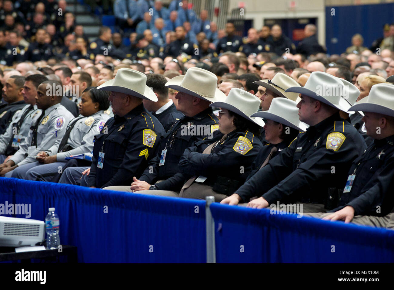 U.S. Marshal Edwin D. Sloane schwört in über 2000 Polizeibeamte aus dem ganzen Land, als besondere Deputy U.S. Marshals, indem Sie ihnen Strafverfolgungsbehörde im Distrikt von Columbia bei der Eröffnung. Foto von: Shane T. McCoy/US Marshals USMS -01202013 - 002 von US-Marshals Service Stockfoto