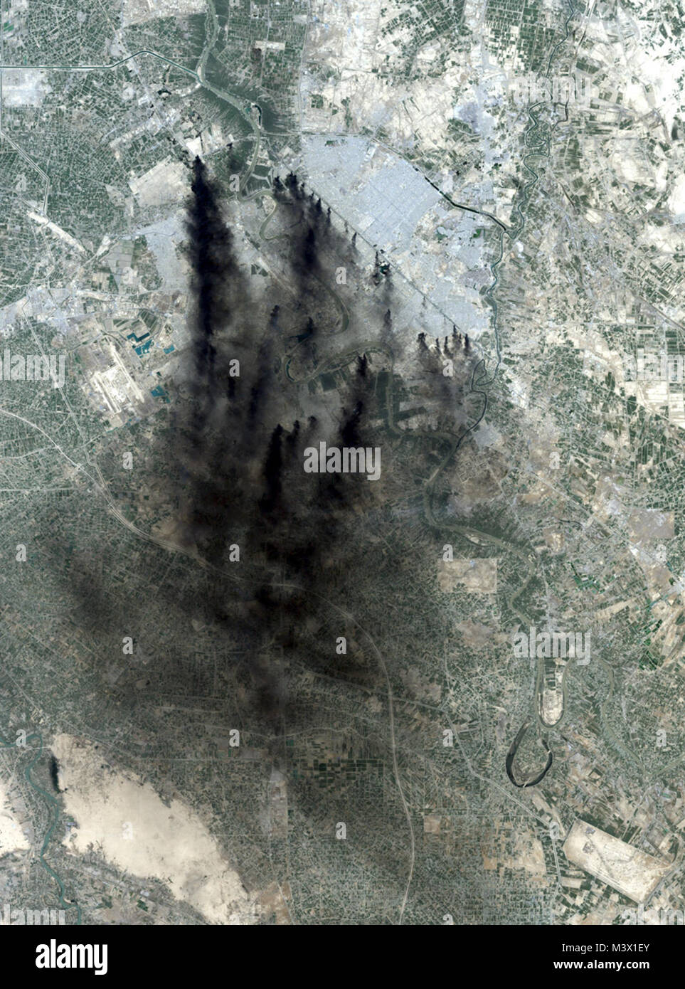 Beschreibungdiese Bild zeigt die Stadt Bagdad, die Hauptstadt des Irak. Die dunkle Rauchfahnen aus Gruben brennendes Öl in einem Ring um das Zentrum der Stadt bekleidet, eine Taktik verwendet, um Eindringlinge zu Stall und seit dem Mittelalter verwechseln. Dieses Bild ist Computer animierten, um zu zeigen, wie es in der Realität aussehen könnte. Flughafen Bagdad können im Südwesten der Stadt gesehen werden, außerhalb der Rauch. Dieses Bild wurde von der Landsat 7 Enhanced Thematic Mapper Plus (ETM+)-Sensor am 2. April 2003 erworben. DateImage am 2. April 2003 getroffen. Sourcehttp://earthobservatory.nasa.gov/NaturalHazards/natural hazards v2.php3?img  Stockfoto