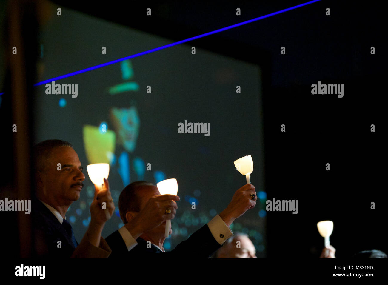 Die 25. jährliche Mahnwache an der nationalen Strafverfolgungsbehörden Memorial wurde am 13. Mai 2013 hielten Polizeibeamte, die in der Linie der Aufgabe zu ehren, der starb. Foto von: Shane T. McCoy/US Marshals CandleLightVigil - 010 Stockfoto