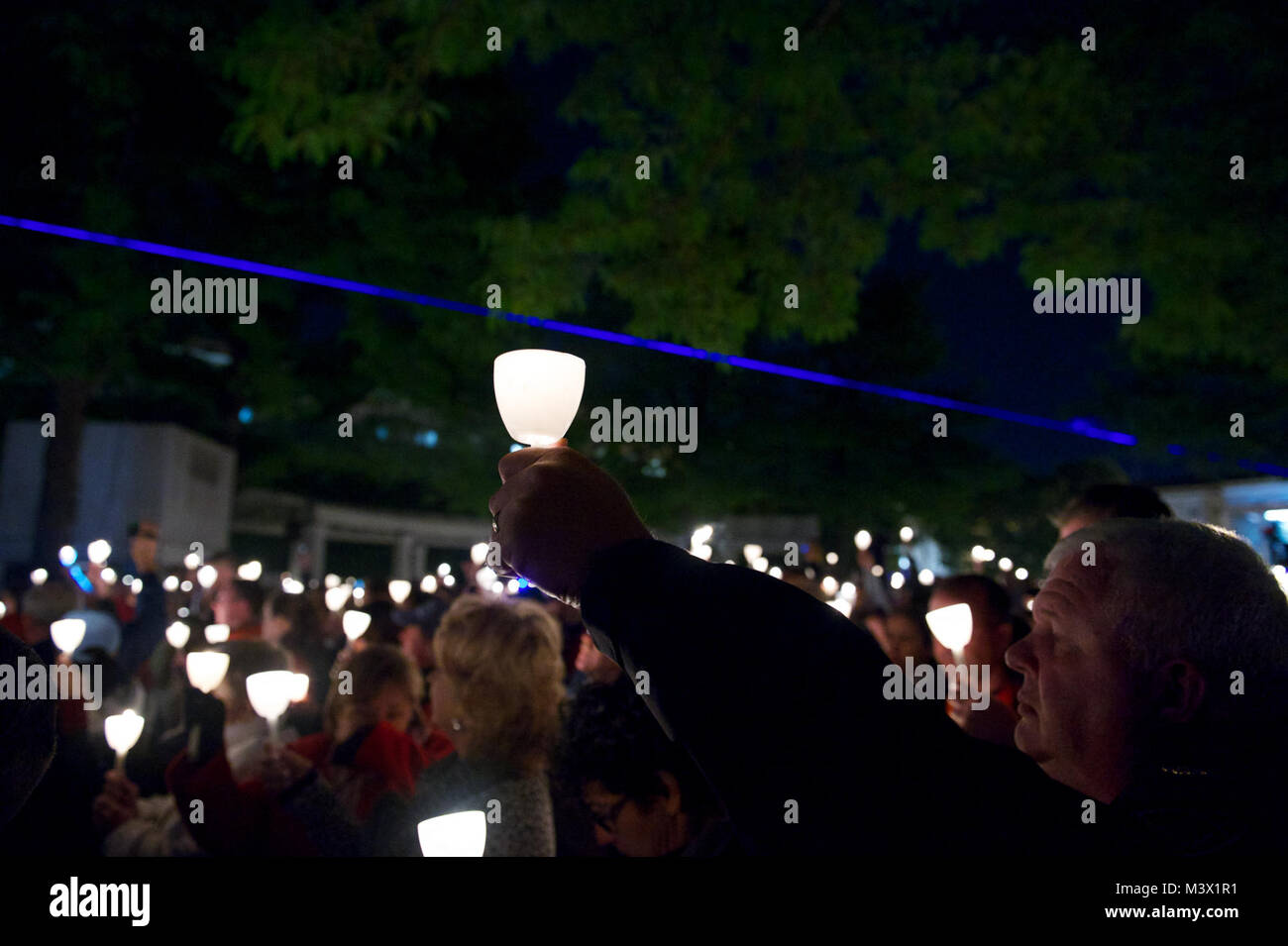 Die 25. jährliche Mahnwache an der nationalen Strafverfolgungsbehörden Memorial wurde am 13. Mai 2013 hielten Polizeibeamte, die in der Linie der Aufgabe zu ehren, der starb. Foto von: Shane T. McCoy/US Marshals CandleLightVigil - 044 von US-Marshals Service Stockfoto