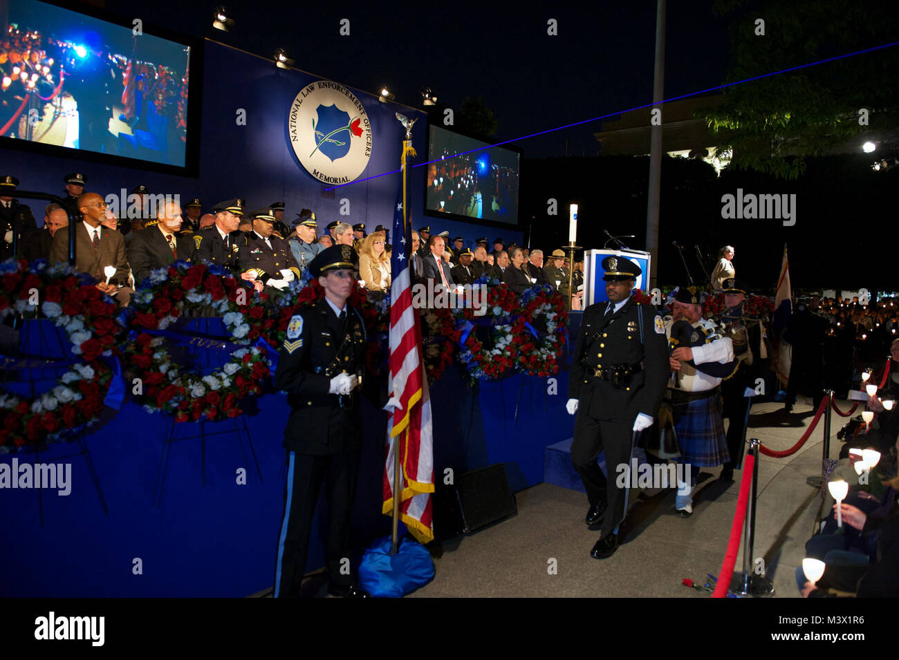 Die 25. jährliche Mahnwache an der nationalen Strafverfolgungsbehörden Memorial wurde am 13. Mai 2013 hielten Polizeibeamte, die in der Linie der Aufgabe zu ehren, der starb. Foto von: Shane T. McCoy/US Marshals CandleLightVigil - 046 von US-Marshals Service Stockfoto