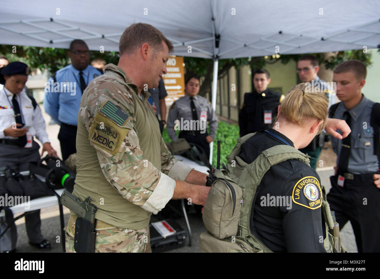 Strafverfolgung Führung 2013 Akademie der U.S. Marshals Service gehostet eine große Gruppe von Strafverfolgungsbehörden Entdecker in dieser Woche, da sie viele der Eidgenössischen Strafverfolgungsbehörden in der Washington DC Metro Area tourte. Strafverfolgung Erkunden bietet pädagogische Weiterbildung für junge Erwachsene auf dem Zwecke, Mission und Ziele der Strafverfolgungsbehörden. Das Programm bietet berufliche Orientierung, Führung Chancen, Erfahrungen und Aktivitäten. Die primären Ziele des Programms sind zu helfen, jungen Erwachsenen eine berufliche Karriere innerhalb der Strafverfolgung wählen und zu t Herausforderung Stockfoto