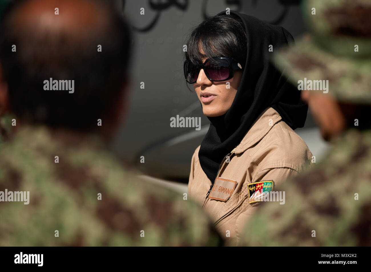 Afghan Air Force 2 Lt Niloofar Rhmani Gespräche mit afghanischen Verteidigungsministeriums Offiziere vor dem Transport nach Kandahar vom internationalen Flughafen von Kabul, Afghanistan. (U.S. Air Force Foto/Master Sgt. Ben Bloker) 130718-F-YL 744-056 durch AirmanMagazine Stockfoto