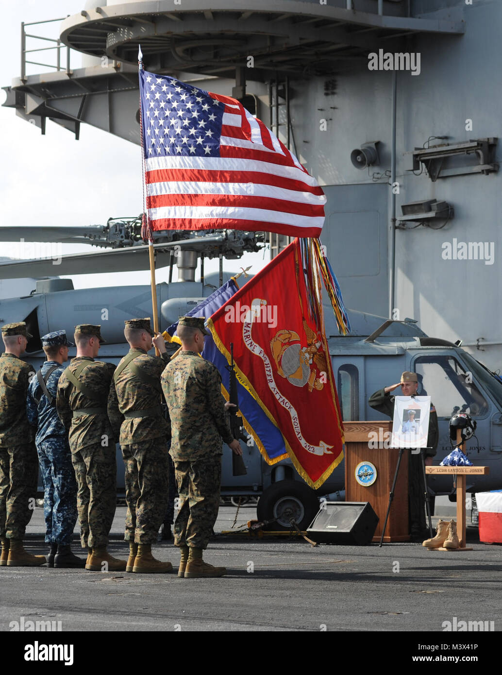 5. US-Flotte VERANTWORTUNGSBEREICH (Okt. 1, 2013) Die Farben sind während einer Gedenkfeier zu Ehren von Lt Cmdr statt vorgeführt. Landon L. Jones und Chief Warrant Officer 3 Jonathan S. Gibson an Bord der Flugzeugträger USS Nimitz (CVN 68). Der Nimitz Carrier Strike Group ist in die USA 5 Flotte Verantwortungsbereich Durchführung Maritime Security Operations und Theater Sicherheit Zusammenarbeit bereitgestellt werden. (U.S. Marine Foto von Mass Communication Specialist 3. Klasse Chris Bartlett/Freigegeben) 001 Batch 1 von 2 Stockfoto