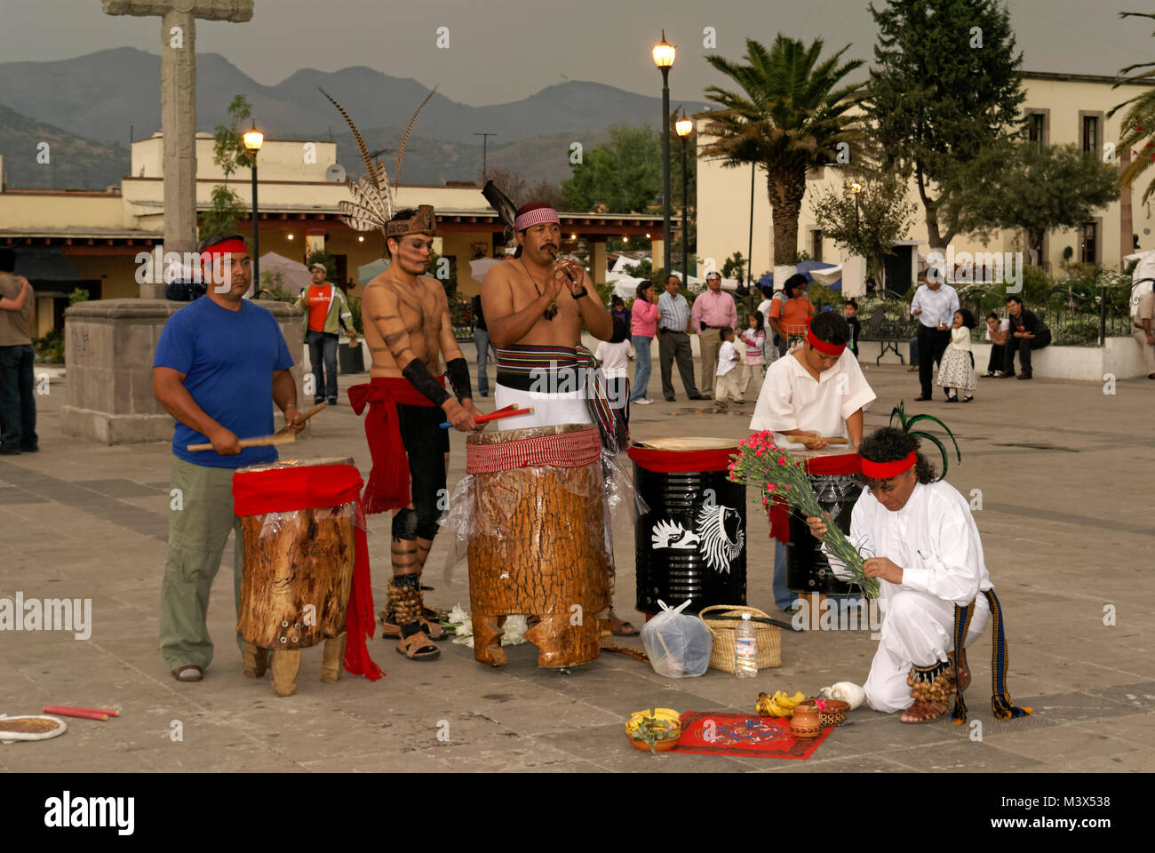 Jungen mexikanischen Männer, gekleidet in pre-Hispanic Kostüme Musikinstrumente in Cuautitlan Izcalli, Mexiko Stockfoto