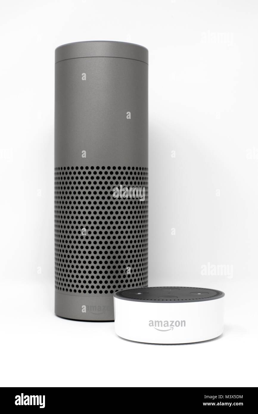 Amazon Echo Plus und Echo Dot smart home Lautsprecher mit Alexa eine Voice Assistant gesteuert Stockfoto