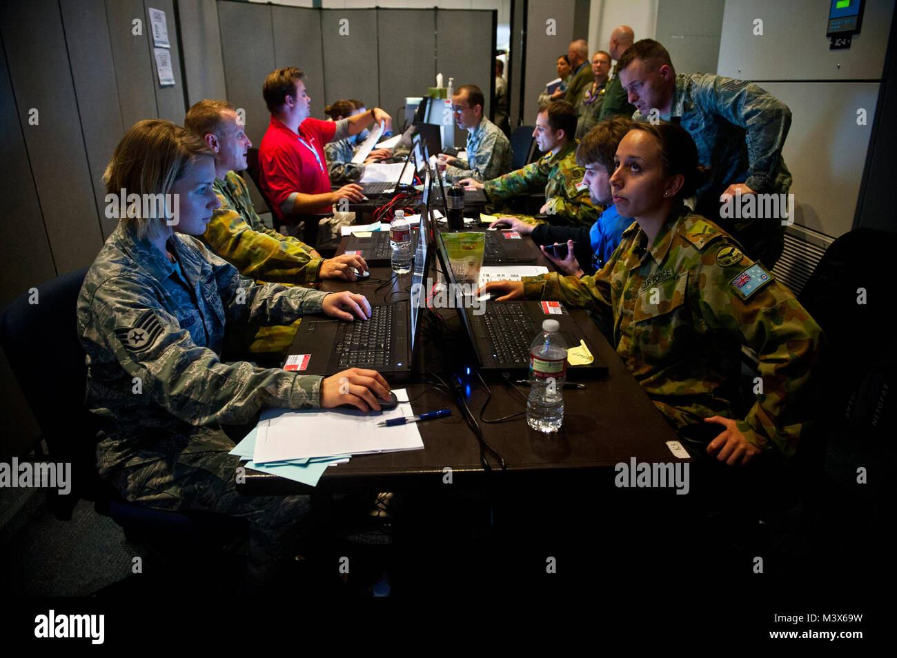 Die Red Flag 14-1 cyber Schutz Team arbeitet auf Verteidigung Verfahren innerhalb der kombinierten Luft- und Raumfahrt Center-Nellis während der Übung an der Nellis Air Force Base, Nev das primäre Ziel des CPT ist zu finden und mögliche Raum, Cyberspace und Rakete Drohungen gegen USA vereiteln und Alliierten. (U.S. Air Force Foto/Senior Airman Brett Clashman) 140205-F-KX 404-028 durch AirmanMagazine Stockfoto