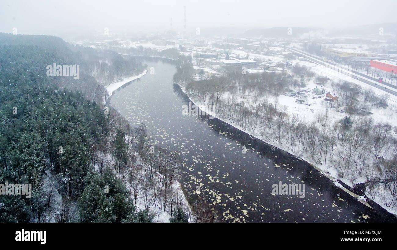 Es schneit in Vilnius, Litauen, Antenne Blick von oben auf die Neris im Winter Stockfoto