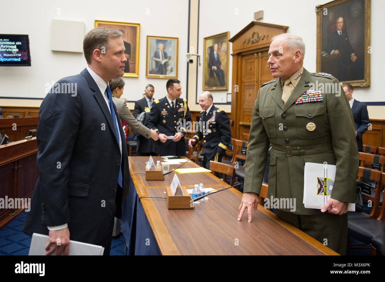 Befehlshaber der US Southern Command Gen. John F. Kelly Gespräche mit Rep. Jim Bridenstine, R-Okla., nach der Aussage vor dem House Armed Services Committee während der Körperhaltung Anhörungen im Rayburn House Bürogebäude in Washington D.C., Jan. 26, 2014. DoD Foto von Mass Communication Specialist 1. Klasse Daniel Hinton 140226-D-KC 128-113 durch ussouthcom Stockfoto