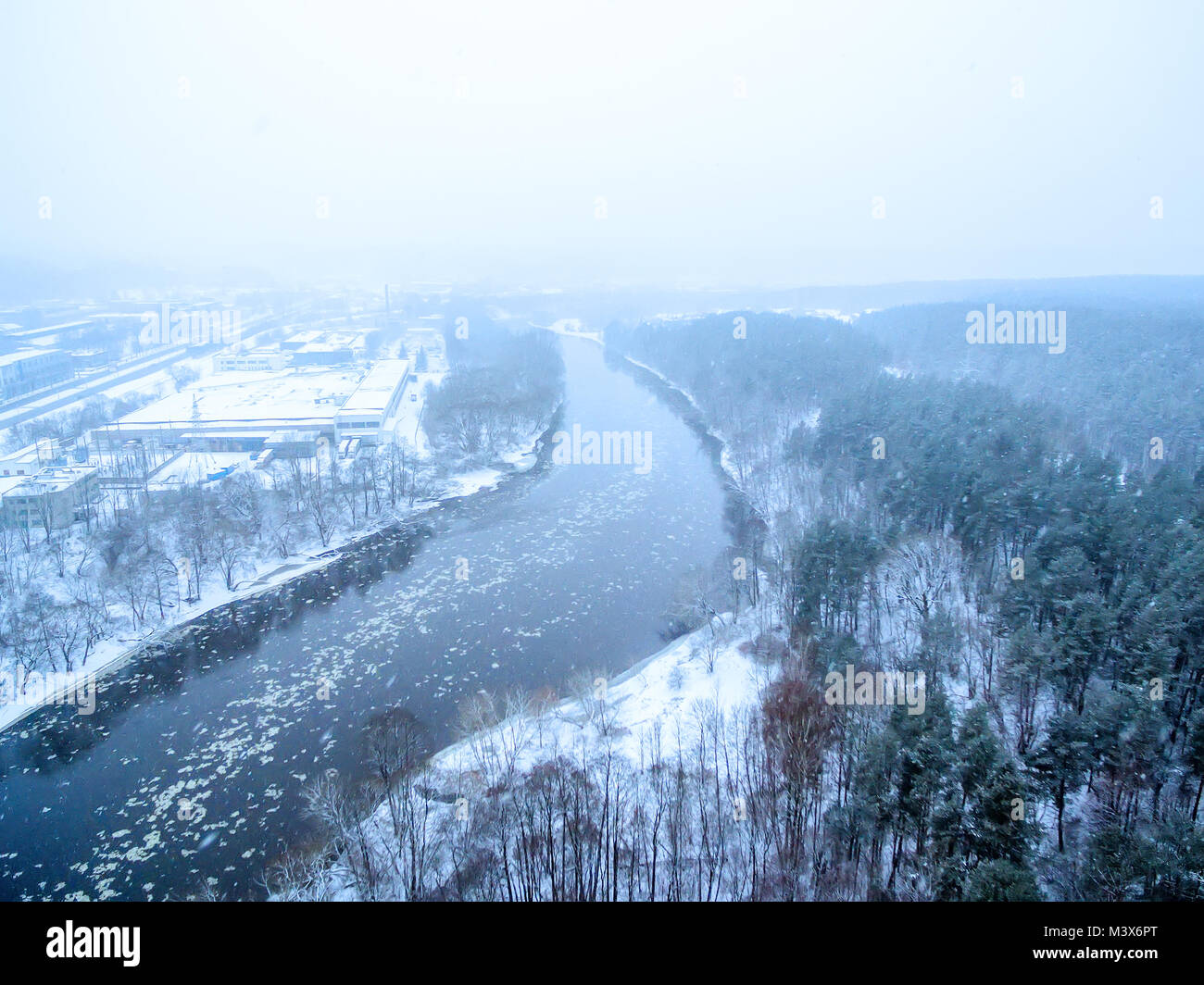 Es schneit in Vilnius, Litauen, Antenne Blick von oben auf die Neris im Winter Stockfoto