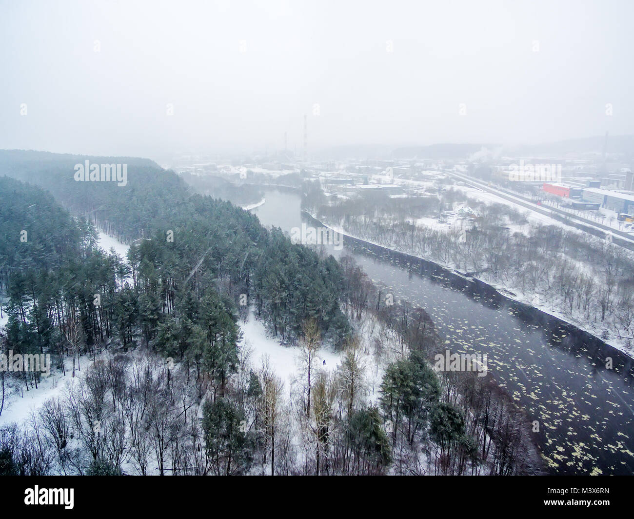 Es schneit in Vilnius, Litauen, Antenne Blick von oben auf die Neris im Winter Stockfoto