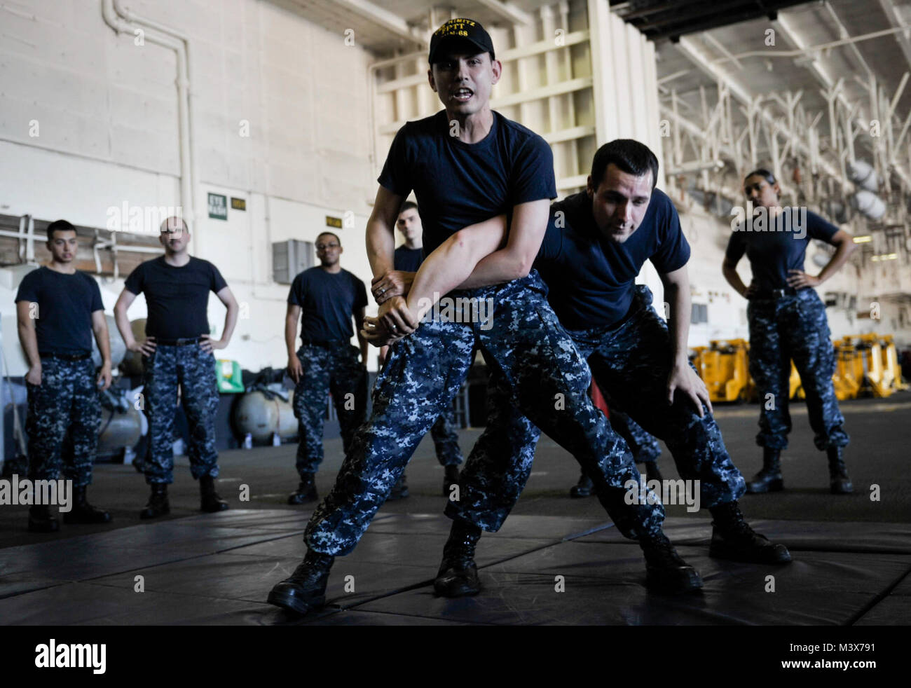 CORONADO, Kalifornien (2. Mai 2014) - Aviation Electronics Technician 1. Klasse Scott Johnson, Links, zeigt Takedown hält mit Cryptologic Techniker (Sammlung) 2. Klasse Christopher Huls an Bord der Flugzeugträger USS Nimitz (CVN 68) Während pierside am Naval Air Station North Island in Coronado, Kalifornien (USA Marine Foto von Mass Communication Specialist Seaman Aiyana S. Österlichen/Freigegeben) 140502-N-WM 477-088.jpg Durch die USS NIMITZ (CVN 68) Stockfoto