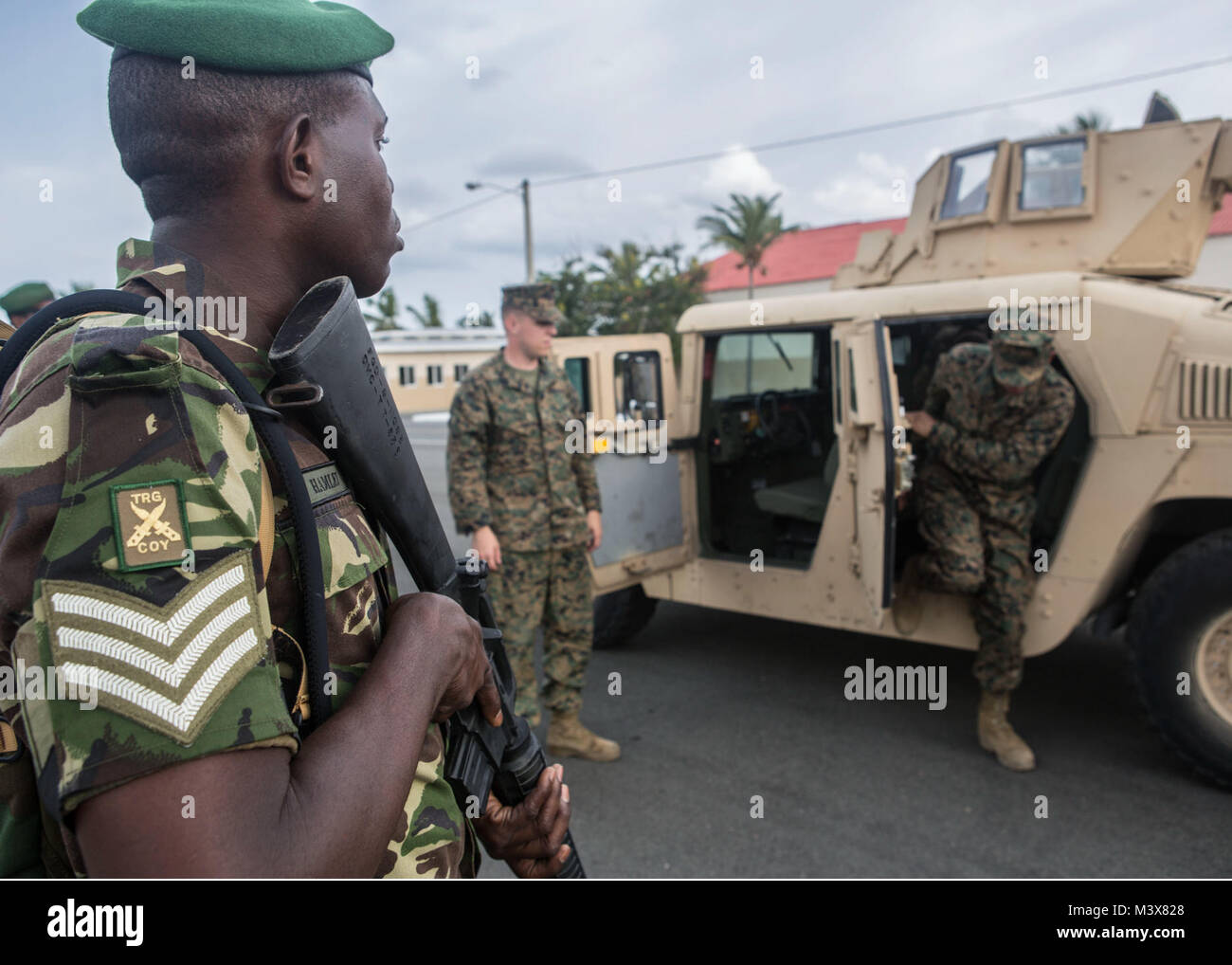 CPL. Calvin Raper, Soldaten aus der Armee Trinidad und Tobago steht Uhr während der Teilnahme an Traffic Control Point Training Evolution die Fahrzeug enthalten und Personalsuche Tradewinds 2014 an Bord der Dominikanischen Naval Base, Las Calderas, befindet sich in der Nähe von Bani, Dominikanische Republik, 22. Juni 2014. US-Marines mit Charley Gesellschaft, 4. Law Enforcement Bataillon, zwingt Meeresschutzgebiet und Soldaten mit der kanadischen Armee bilden Polizeikräfte aus 13 Partnerstaaten, die Teilnahme an der Phase II des Tradewinds 2014 vom 16. Juni bis 25. Juni statt. Tradewinds 2014 ist ein Gelenk, com Stockfoto