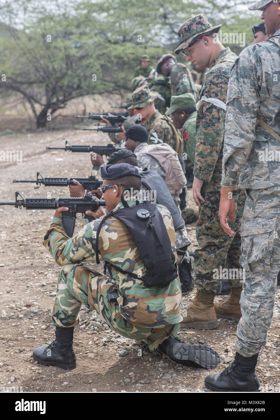 Polizei und Militär aus 13 Partner Nationen Feuer nahe der m-4 in die kniende Position während einer Bereichsoperationen training im Tradewinds 2014 an Bord Dominikanische Naval Base, Las Calderas, Bani, Dominikanische Republik, 22. Juni 2014. US-Marines mit Charley Gesellschaft, 4. Law Enforcement Bataillon, zwingt Meeresschutzgebiet und Soldaten mit der kanadischen Armee sind Training Polizeikräfte aus 13 Partnerstaaten wie Sie direkt und sicher verwalten Schießplatz Operationen im Rahmen der Phase II Tradewinds 2014 Field Training Exercise statt vom 16. Juni bis 25. Juni. Tradewinds 2014 ist ein j Stockfoto