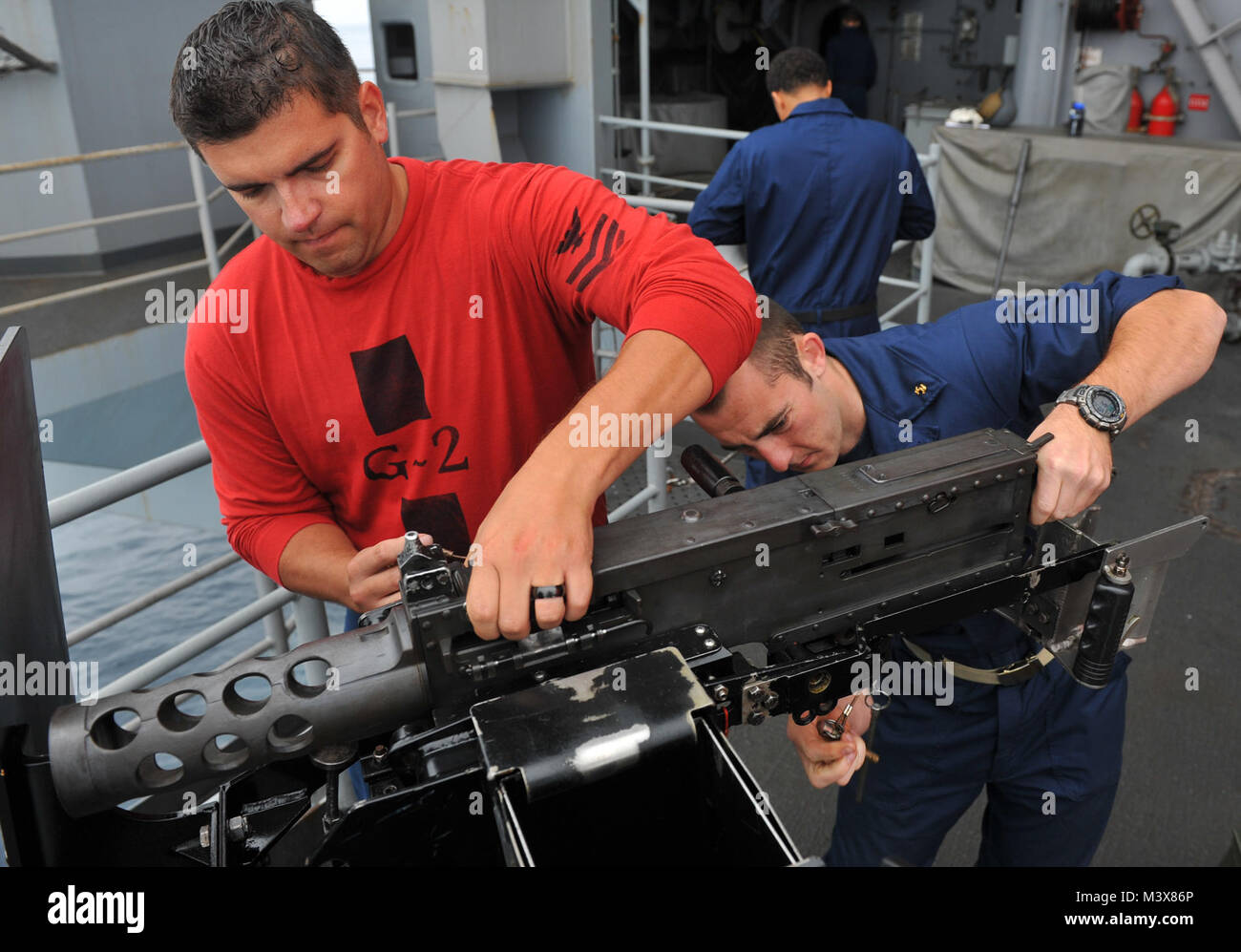 Pazifik (14 Juli 2014) Aviation Ordnanceman 1. Klasse Bazal W. Bowen, von Everett, Washington, Links und Midshipmen 2. Klasse Adam M. Kerl, von East Hampton, Anschl. Einrichten einer .50 Kaliber Maschinengewehr auf der fantail der Flugzeugträger USS Nimitz (CVN 68). Der Nimitz wird derzeit die routinemäßige Operationen und Übungen. (U.S. Marine Foto von Mass Communication Specialist 3. Klasse Eric M. Butler/Freigegeben) 140714-N-UV 347-049.jpg Durch die USS NIMITZ (CVN 68) Stockfoto