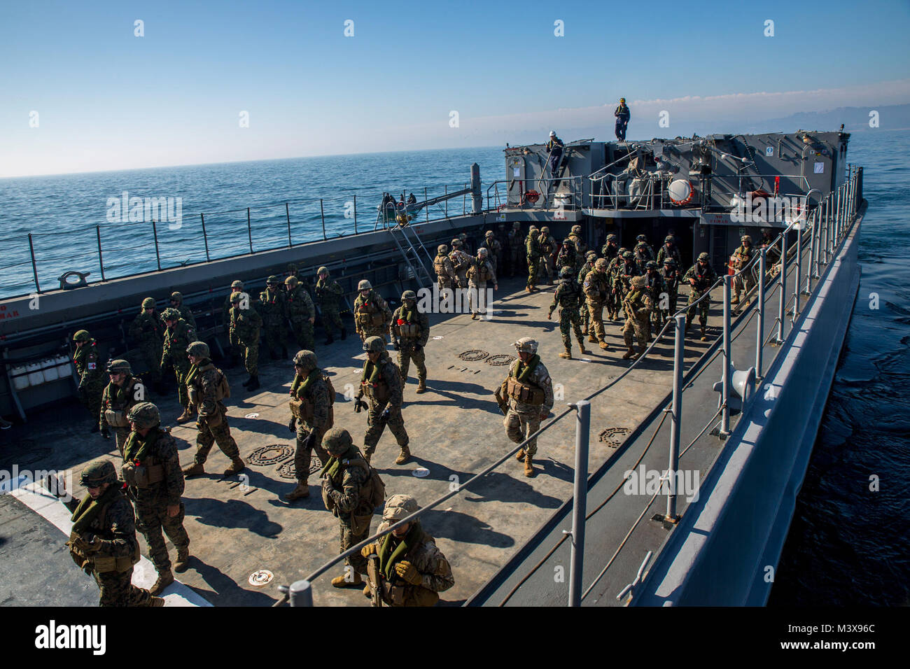 Usa und Chilenische Marines nehmen Sie an einem Training Evolution an Bord eines Landing Craft Utility Schiff, eine Art von Boot von amphibischen Kräfte Ausrüstung zu transportieren und Truppen an Land verwendet, während einer Ausbildung Evolution als Teil der Partnerschaft von Amerika 2014. Vertreter aus Argentinien, Brasilien, Kanada, Chile, Kolumbien, Mexiko, Paraguay, und die Vereinigten Staaten beteiligen sich an POA 2014 von August 11-22, 2014. Diese Übung ist so konzipiert und kombiniert die Interoperabilität zu verbessern, die Leistungsfähigkeit erhöhen amphibische Operationen, Peace Support Operationen auszuführen, und Humanitar Stockfoto