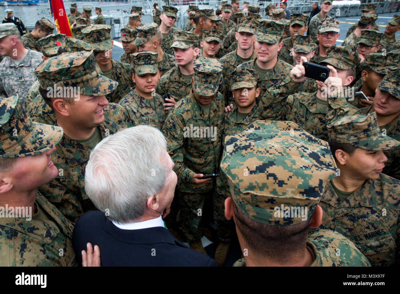 Marines Menschenmenge um Secretary Of The Navy Ray Mabus für Bilder während seines Besuchs in der Marines und Matrosen Marine Forces South, 1. Bataillon, 23. Marines, 4. Civil Affairs Group, 4. Marine Logistics Group und Marine Medium Helicopter Squadron 364 auf dem chilenischen Schiff werden Sargento Aldea, 21. August 2014, in Valparaiso, Chile während der Partnerschaft von Nord-und Südamerika 2014. POA-14 wurde entwickelt, um gemeinsame und kombinierte Interoperabilität zu verbessern, verbessern die kombinierten Fähigkeiten auszuführende amphibische Operationen, Peace Support Operations und humanitäre Hilfe/Katastrophenhilfe Missionen und f Stockfoto