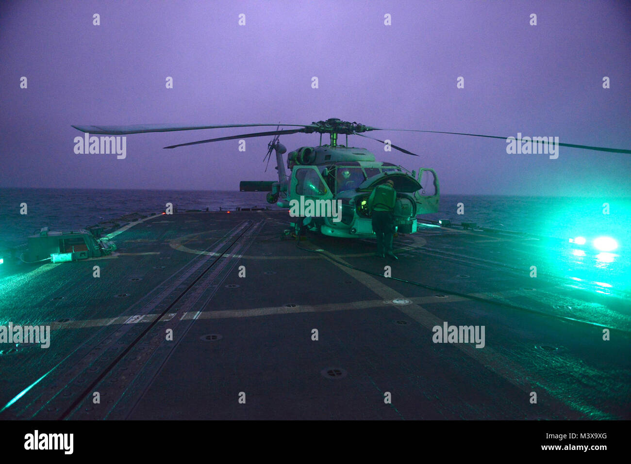 Pazifischer Ozean, (Sept. 16, 2014) eine US-Sailor stationiert mit HSL 49 Det2., arbeitet an einem SH-60b Seahawk in den frühen Stunden an Bord der USS Ingraham (FFG 61) Aus der Naval Station Everett während UNITAS 2014 basiert. UNITAS der US Navy ist der am längsten laufenden jährlichen Multinationale maritime Übung, September 12-26. (U.S. Marine Foto von Mass Communication Specialist 2. Klasse Adam Henderson/Freigegeben) 140918-N-WA 189-003 durch US-amerikanische Seestreitkräfte Southern Command  USA 4. Flotte Stockfoto