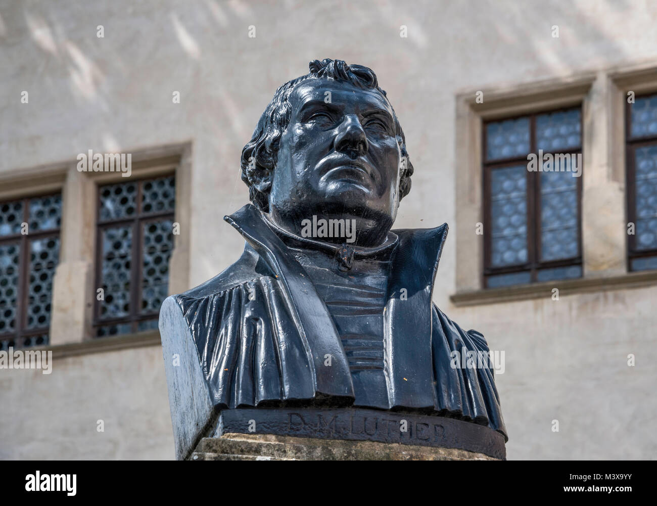 Büste von Martin Luther, 19. Jahrhundert, vor Luthers Geburtshaus (Luther Haus der Geburt) in Lutherstadt Eisleben, Sachsen-Anhalt, Deutschland Stockfoto