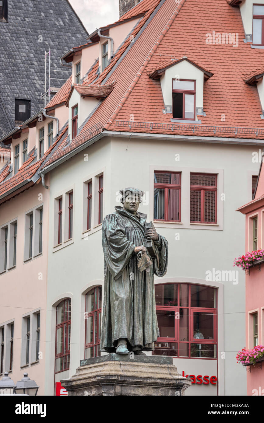 Statue von Martin Luther, 1883 am Marktplatz (Marktplatz) in Lutherstadt Eisleben, Sachsen-Anhalt, Deutschland Stockfoto