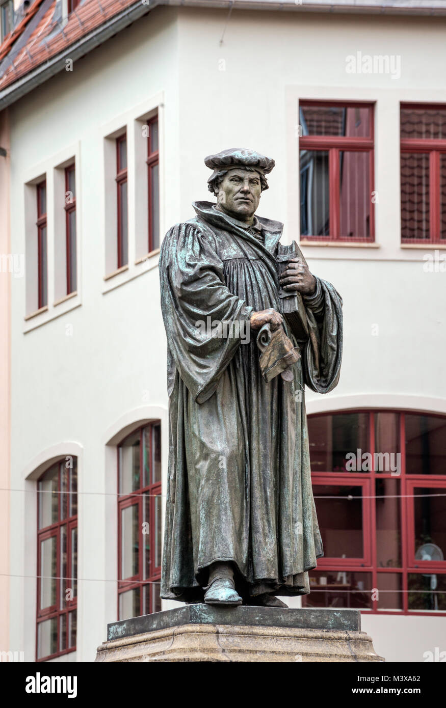 Statue von Martin Luther, 1883 am Marktplatz (Marktplatz) in Lutherstadt Eisleben, Sachsen-Anhalt, Deutschland Stockfoto