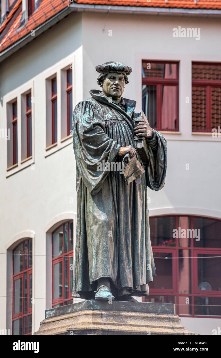 Statue von Martin Luther, 1883 am Marktplatz (Marktplatz) in Lutherstadt Eisleben, Sachsen-Anhalt, Deutschland Stockfoto