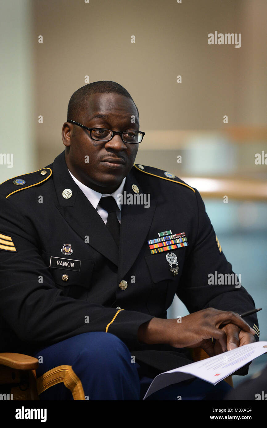 Sgt. David Rankin, eine Verteidigung Media Aktivität Sendung Journalist, Interviews Generalleutnant Bernard S. Champoux, Kommandierender General 8 U.S. Army/Stabschef der kombinierten Kräfte Command/United States Forces Korea. Der General war die Teilnahme an der Verein 2014 von der United States Army (AUSA) jährliche Sitzung und der Ausstellung im Washington Convention Center statt. (Departement für Verteidigung Foto von Marvin Lynchard) 141015-D-FW 736-025 von DoD News Fotos Stockfoto