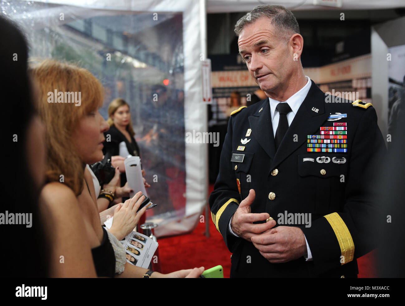 Generalmajor Walter E. Piatt, Stellvertretender Kommandierender General, U.S. Army Europe, Interviews mit den Medien, die auf dem "roten Teppich" bei der Weltpremiere des Films Wut auf das Newseum in Washington, D.C. (Departement für Verteidigung Foto von Marvin Lynchard) 141015-D-FW 736-056 von DoD News Fotos Stockfoto