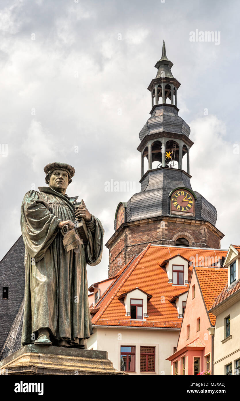 Statue von Martin Luther, 1883, Turm von St. Andreaskirche (Kirche des Hl. Andreas) in Lutherstadt Eisleben, Sachsen-Anhalt, Deutschland Stockfoto