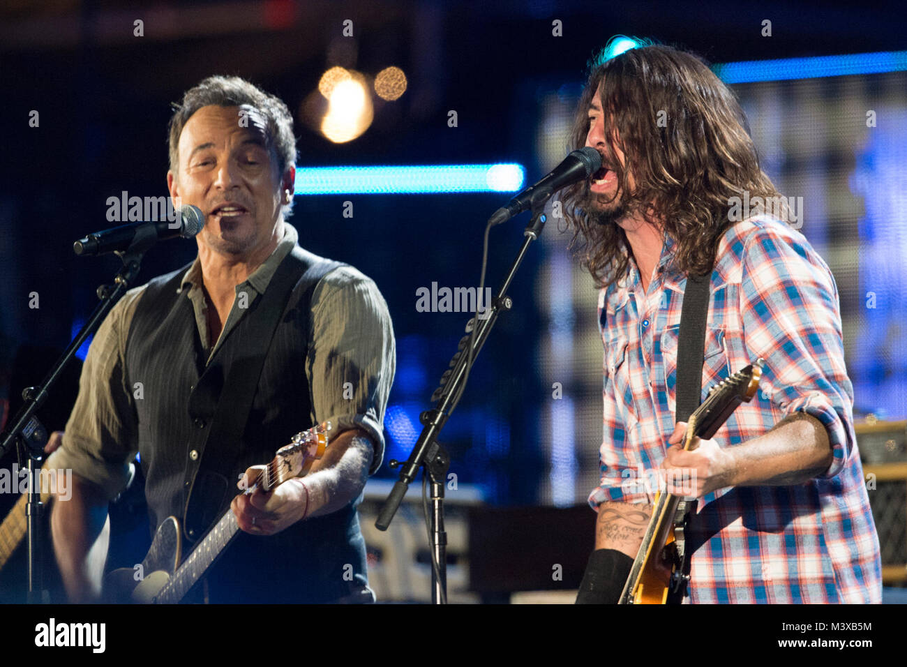 Bruce Springsteen und Dave Grohl spielen Creedence Clearwater Revival's Hit von 1969 "Fortunate Son" während des Konzerts für Valor in Washington, D.C., Nov. 11, 2014. DoD Nachrichten Foto durch EJ Hersom 141111 - D-DB 155-034 von DoD News Fotos Stockfoto