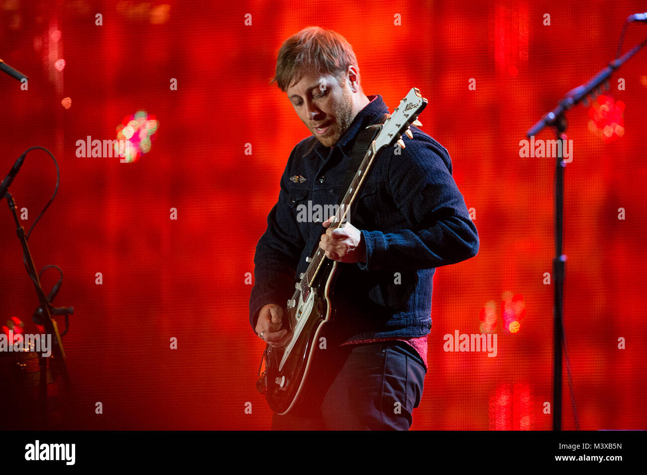 Dan Auerbach, Gitarrist und Sänger der schwarzen Tasten, spielt Gitarre während des Konzerts für Valor in Washington, D.C., Nov. 11, 2014. DoD Nachrichten Foto durch EJ Hersom 141111 - D-DB 155-031 von DoD News Fotos Stockfoto