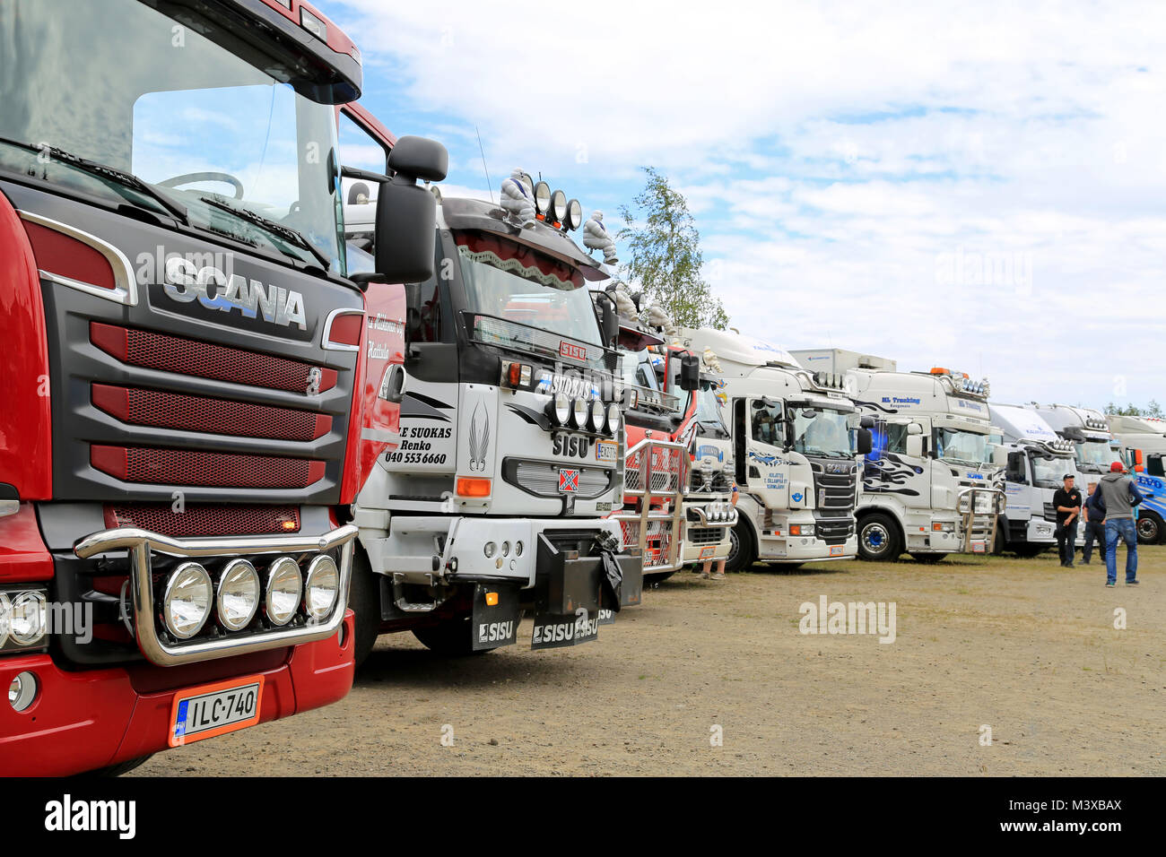 HATTULA, Finnland - 12. JULI 2014: Reihe von schweren Lkw anzeigen auf Anzeige an Tawastia Lkw-Wochenende in Hattula, Finnland. Stockfoto