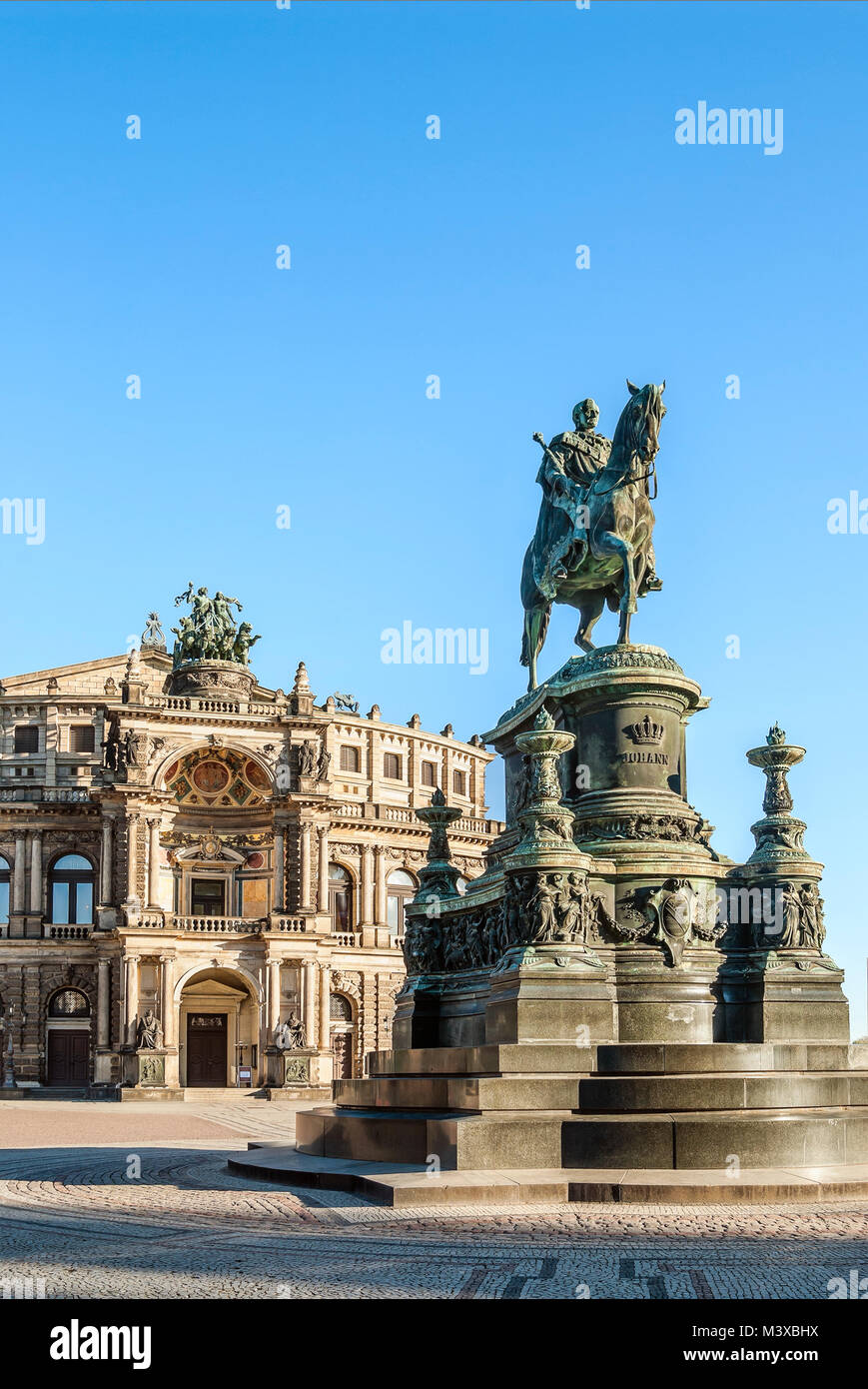 Semperoper in der Altstadt von Dresden, Sachsen, Deutschland mit dem Reiterdenkmal König Johann im Vordergrund Stockfoto