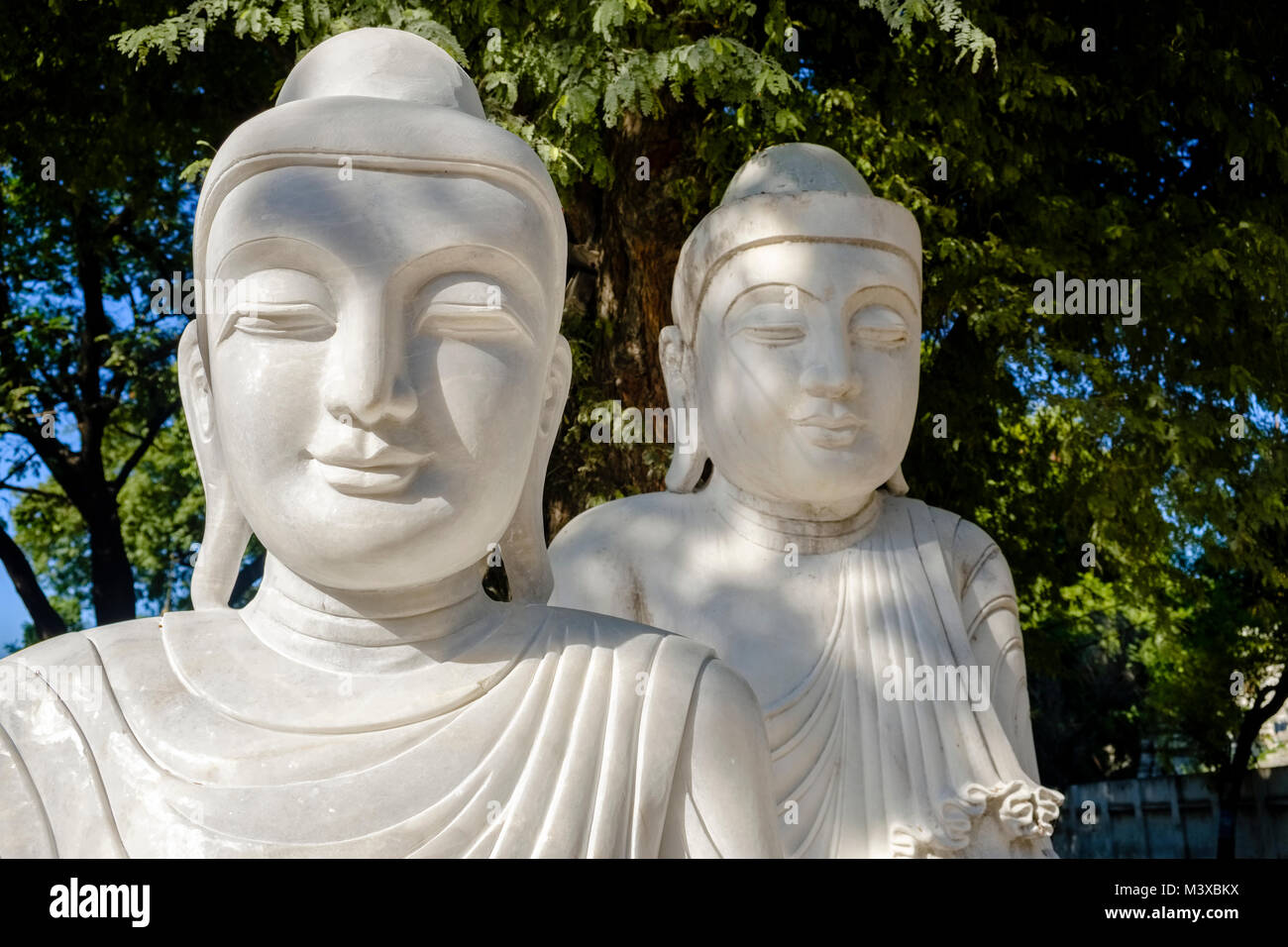 Buddha Statuen aus weißem Marmor sind für Verkauf ausgesetzt Stockfoto