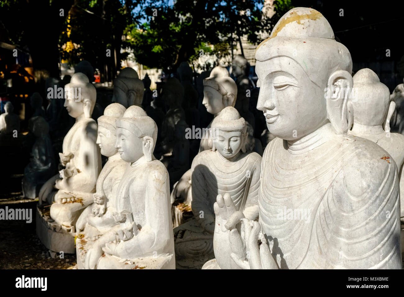 Buddha Statuen aus weißem Marmor sind für Verkauf ausgesetzt Stockfoto