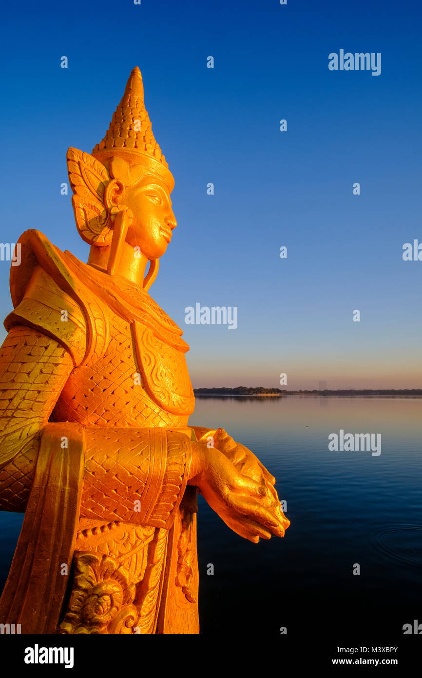 Goldene Statuen Dekoration der Pyi Gyi Mon Royal Barge, ein Schwimmbad Restaurant, schwimmend auf Kandawgyi See bei Sonnenaufgang Stockfoto