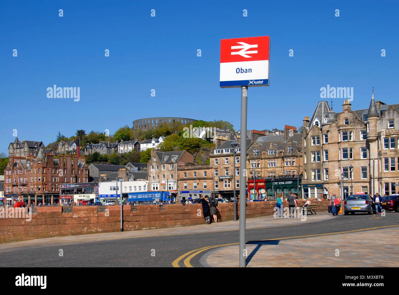 Oban, Argyll, mit Eisenbahn unterzeichnen prominent in den Vordergrund Stockfoto