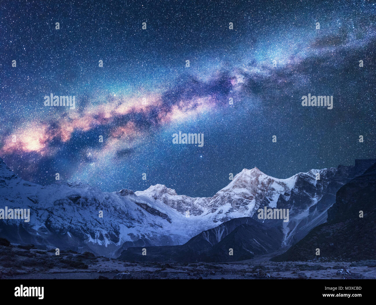 Platz. Milchstraße und die Berge. Fantastische Aussicht mit den Bergen und Sternenhimmel in der Nacht in Nepal. Berge und Himmel mit Sternen. Schöne Himalaya Stockfoto