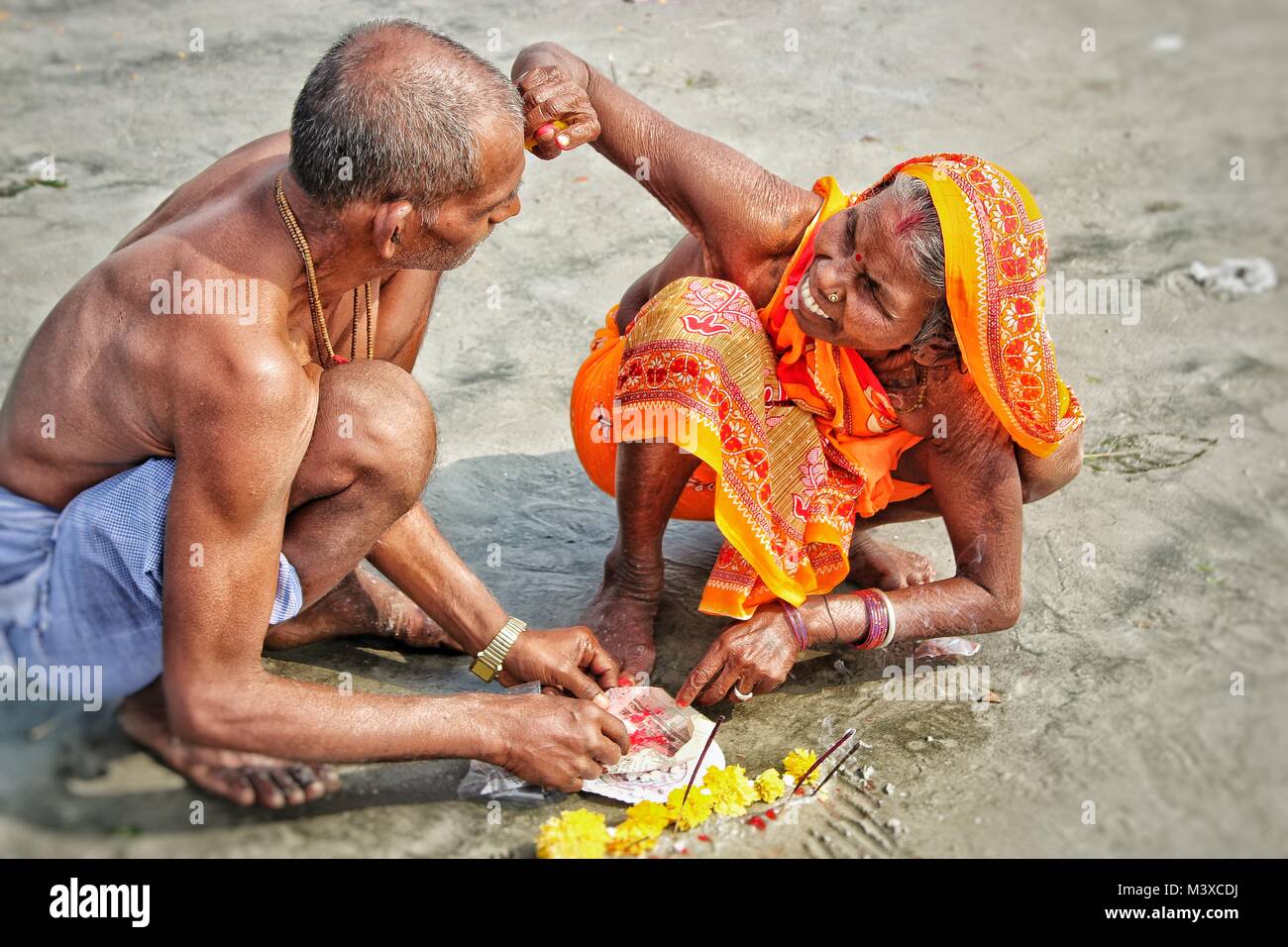 Glückliches Paar am Strand (der Ehemann wird von seiner Frau verehrt) Stockfoto