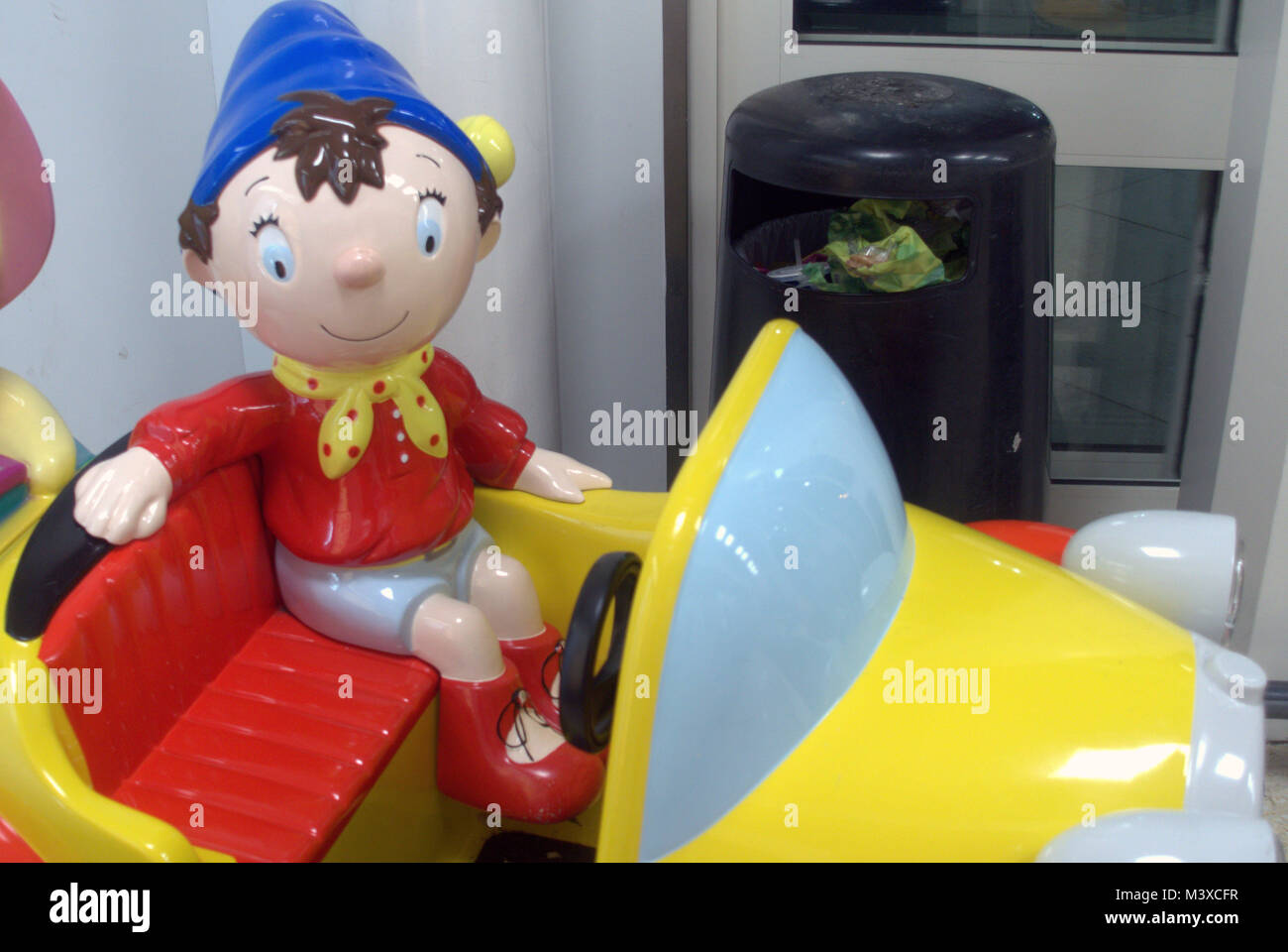 Noddy literarischen Charakter von Enid Blyton in seinem kleinen gelben Taxi mit seinem blauen Hut und rote Kleidung Stockfoto