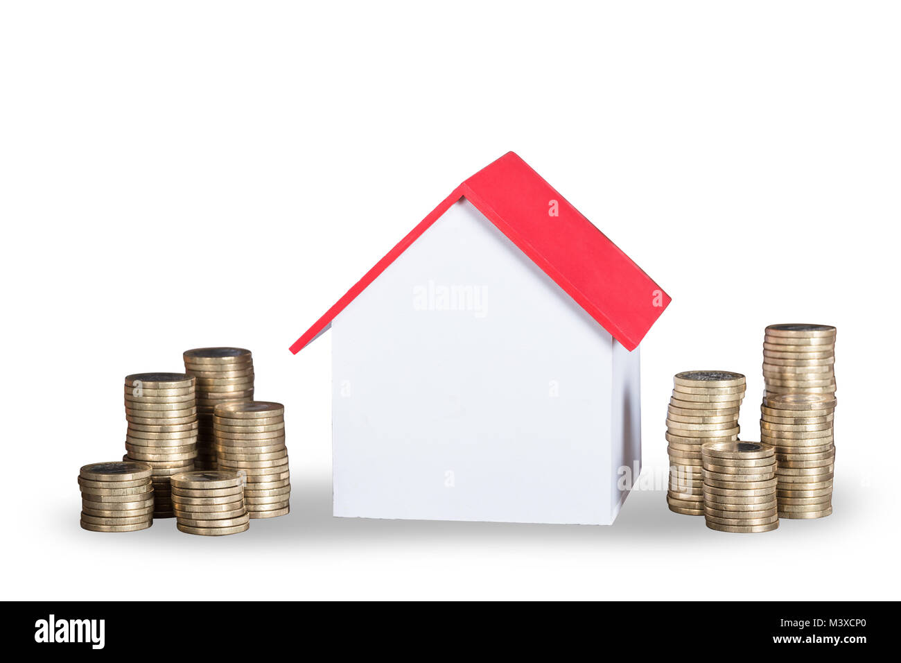 In der Nähe von Haus Modell und gestapelte Münzen auf weißem Hintergrund Stockfoto