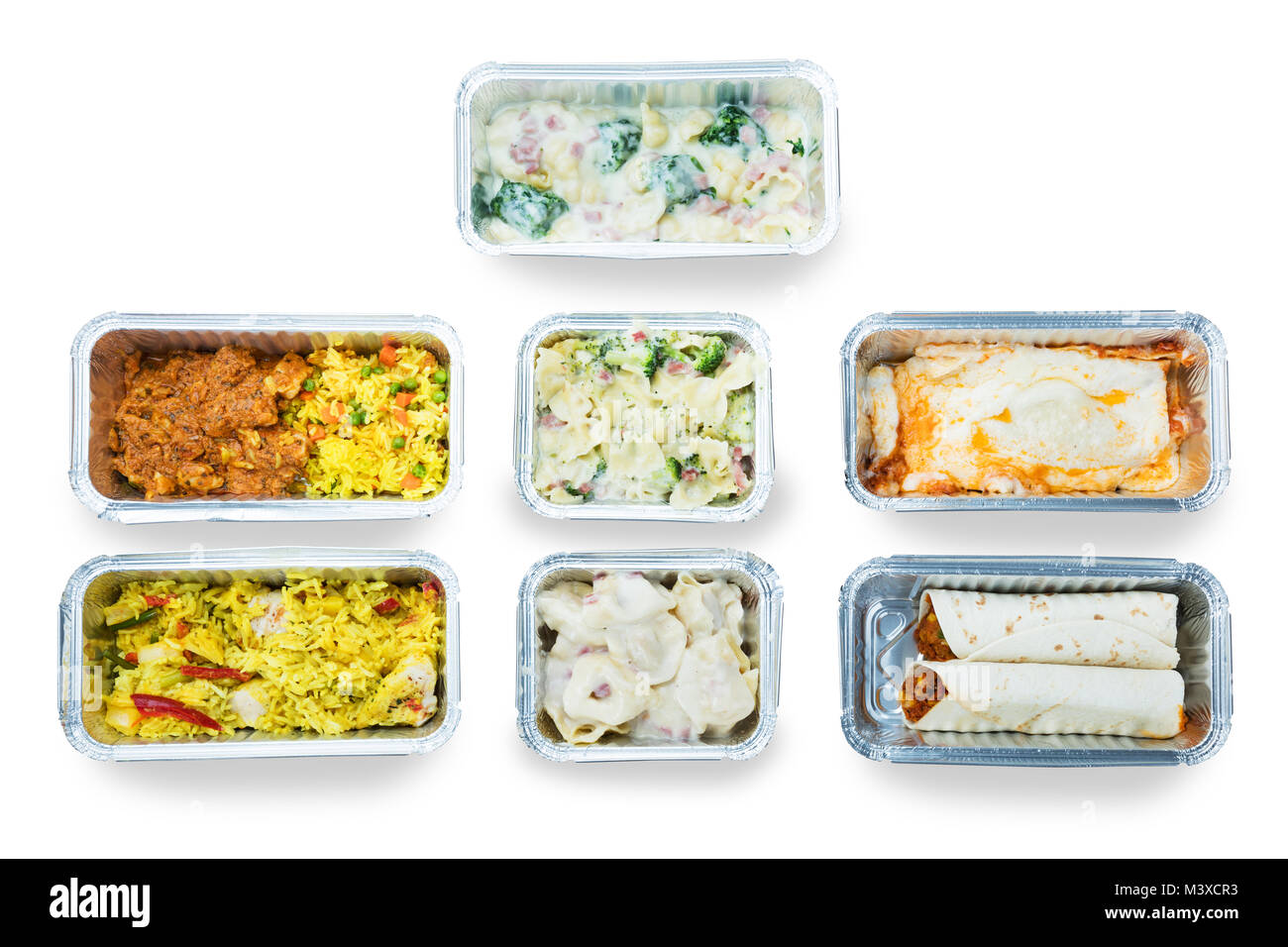 Hohe Betrachtungswinkel von Lecker Essen in Folie Container auf weißem Hintergrund Stockfoto