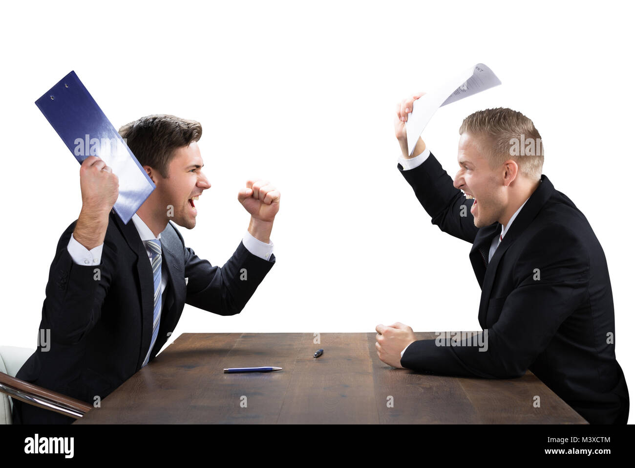 Zwei junge Unternehmer Anschreien auf weißem Hintergrund Stockfoto