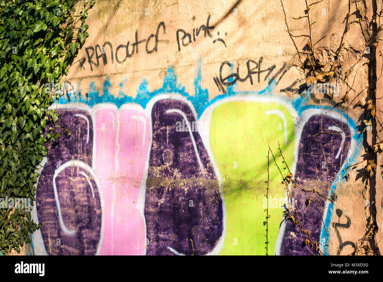 Spritzlackiert Graffiti an der Wand, das liest lief aus Lack, Schottland, Großbritannien Stockfoto