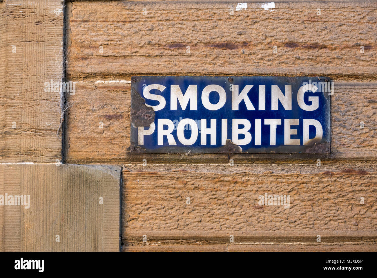 Alte blaue Schild, Rauchen verboten, auf Sandstein Mauer, Eintritt in Eskmills restauriert Bürokomplex, Musselburgh, East Lothian, Schottland, Großbritannien Stockfoto